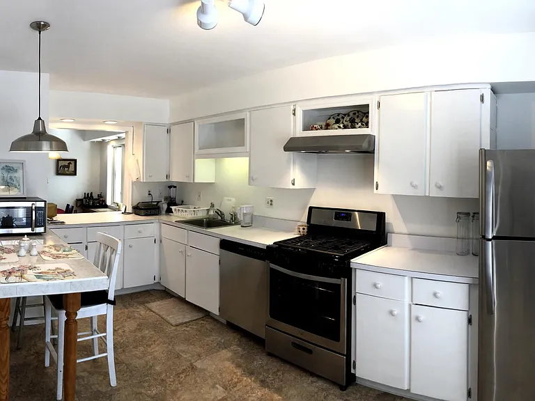 30 Phelps Ave — Photo 2