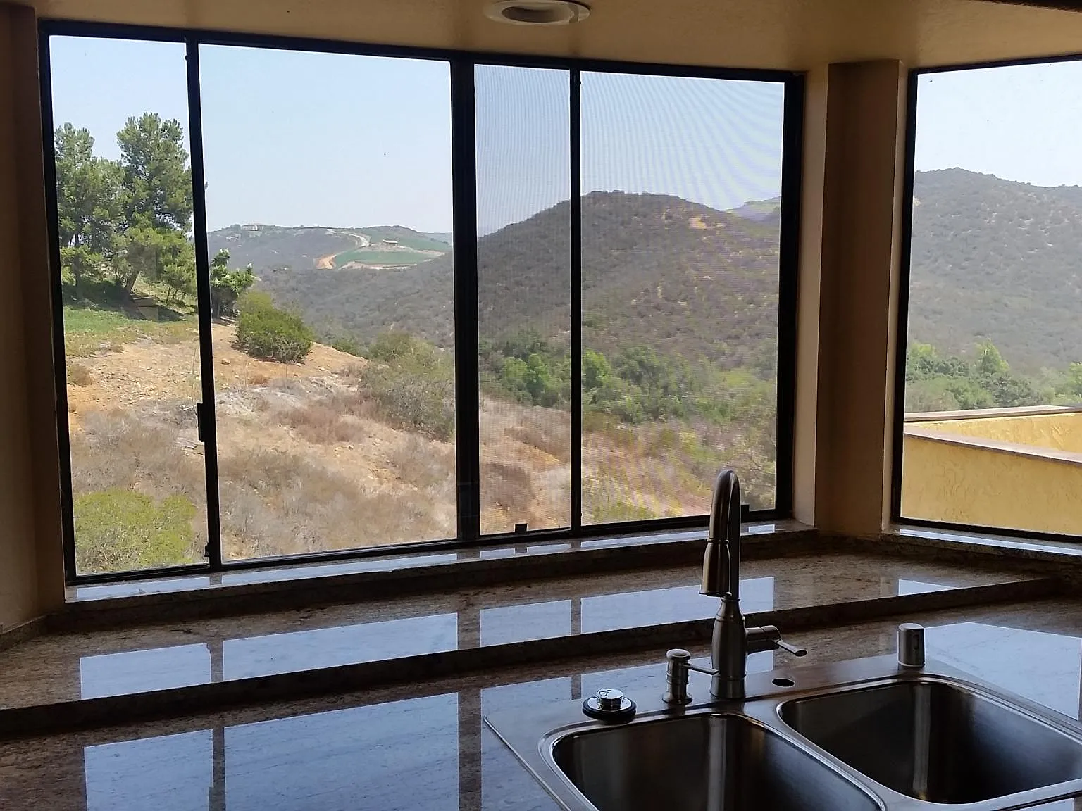 4 bed, 3.5 bath, 5000 sqft, $5,950 — Photo 4