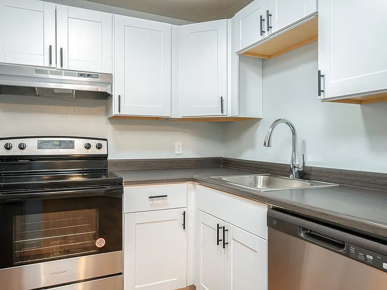 Pacific Village | Kitchen