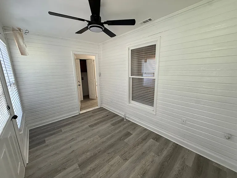 425 Autumnwood Dr SW — Photo 1