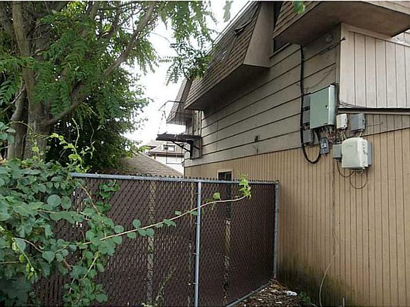 3rd image of 1040 Mineral Spring Ave