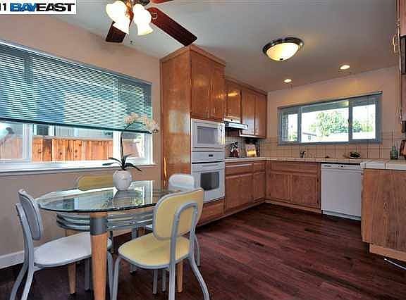 4th image of 370 Carmelita Pl