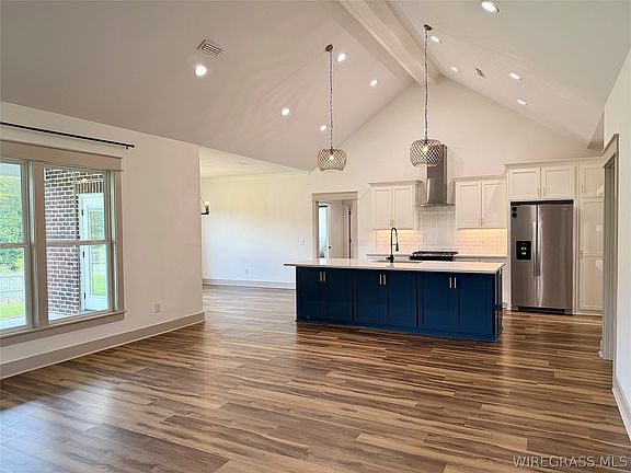 3rd image of 332 Lakes Dr