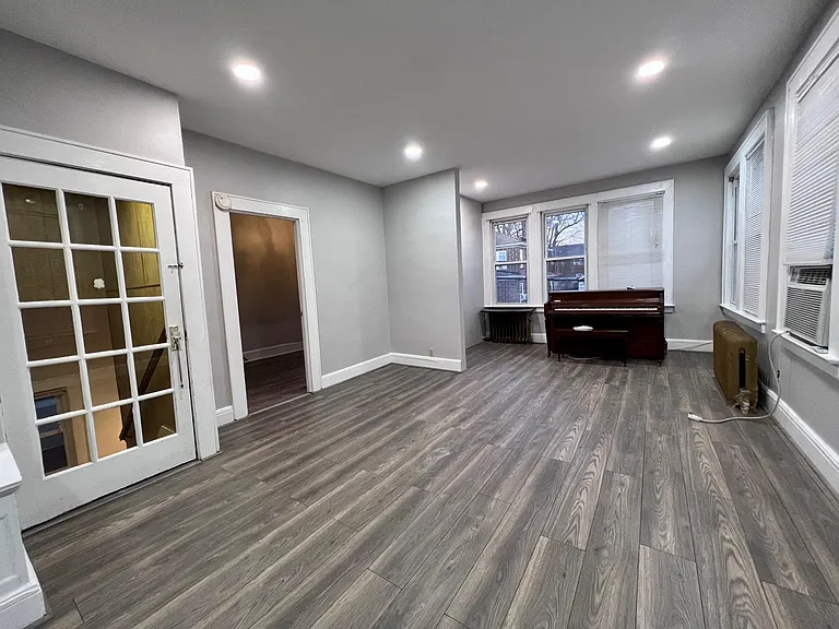 living room/dining combo