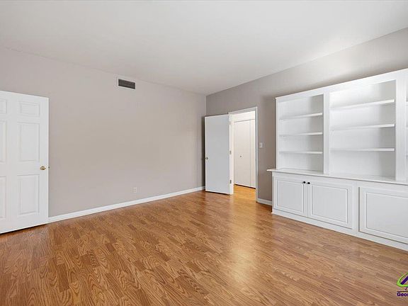 5th image of 4935 Rivoli Dr