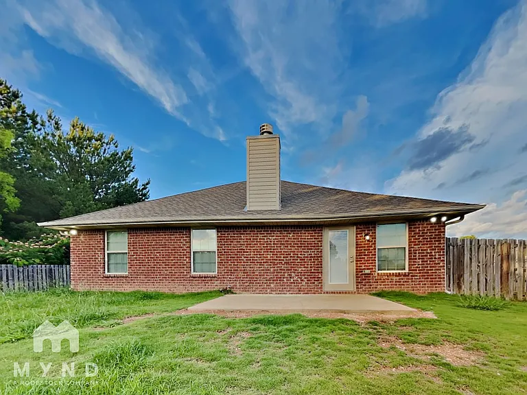 566 Waterford Ln — Photo 16