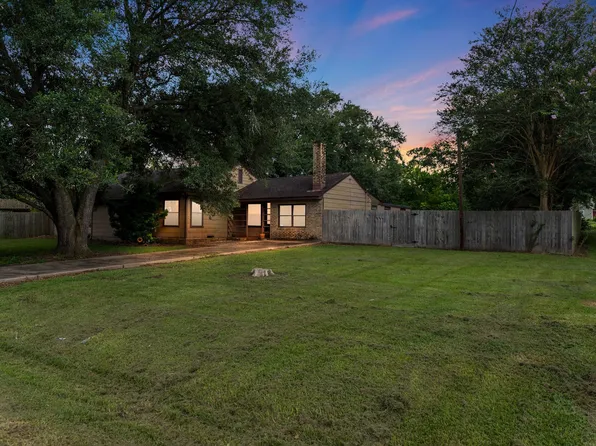 3706 College St, Damon, TX 77430
