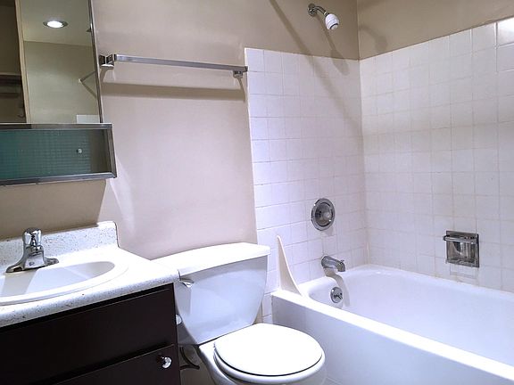 5th image of 5515 15th Ave NE APT 207