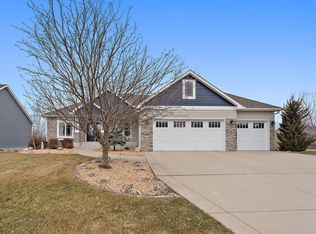1114 Goldenray Dr, Faribault, MN 55021