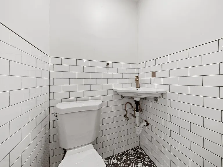 32 College St #2 — Photo 12