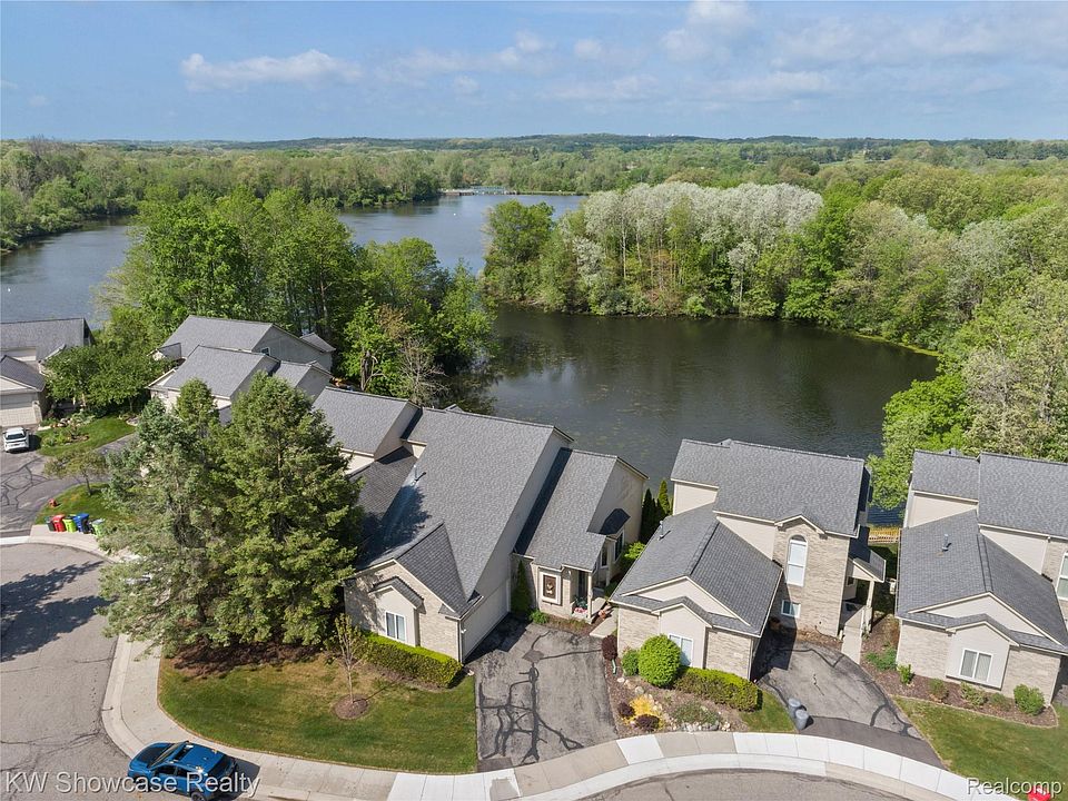 1st image of 727 Mill Pointe Dr #16