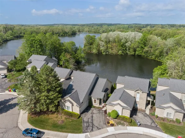 727 Mill Pointe Dr #16, Milford, MI 48381