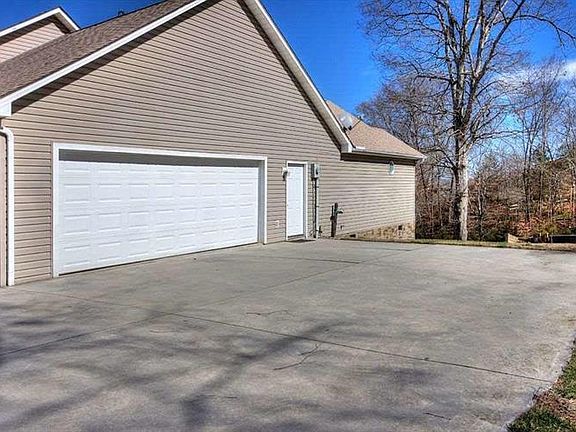 5th image of 952 Holly Oaks Ln