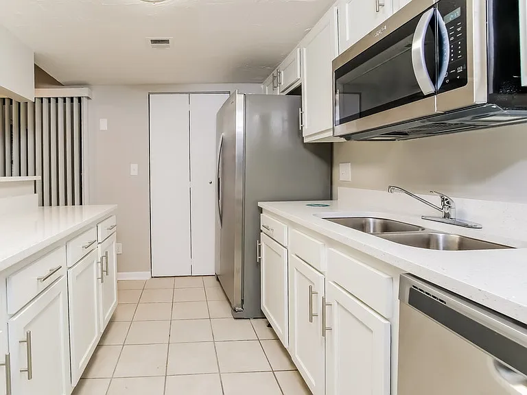 6911 Coleus Ct — Photo 8