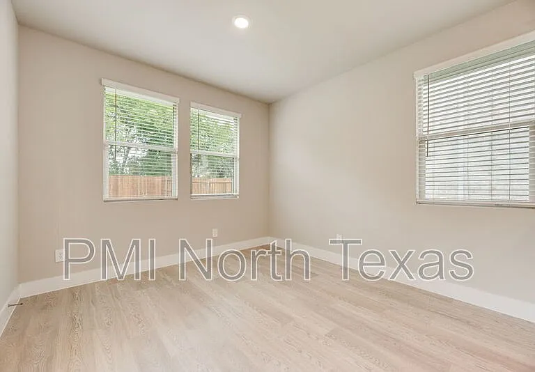 1404 Winters Way — Photo 12