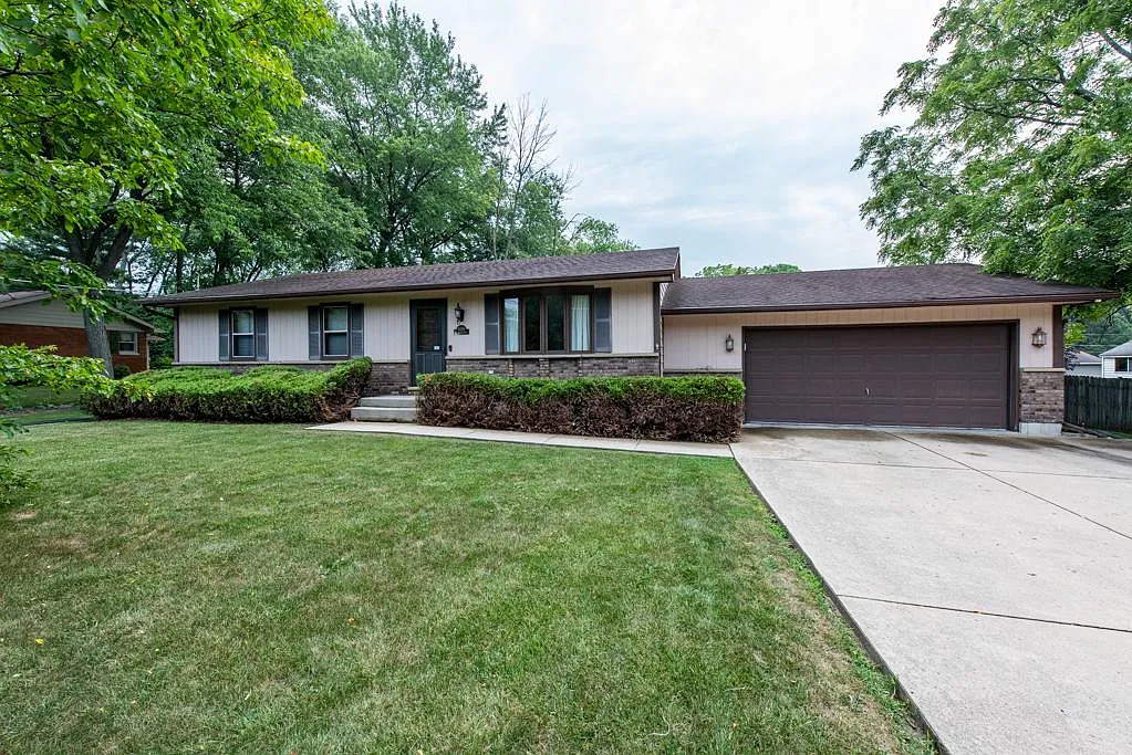 10289 W Wadsworth Rd photo 1
