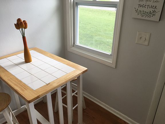 5th image of 542 Warren Rd #1