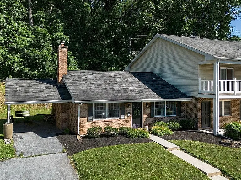 907 Rhue Haus Ln — Photo 1
