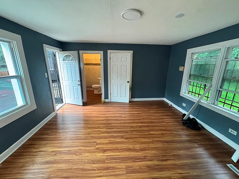 9528 S Bensley Ave — Photo 7