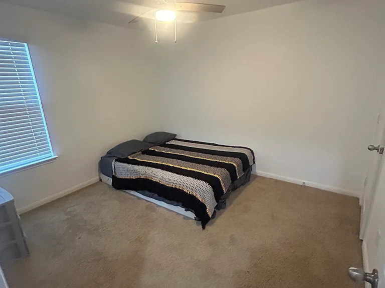 Guest bedroom with Queen bed