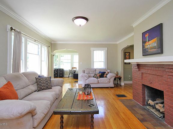 4th image of 1103 Roseland Ave