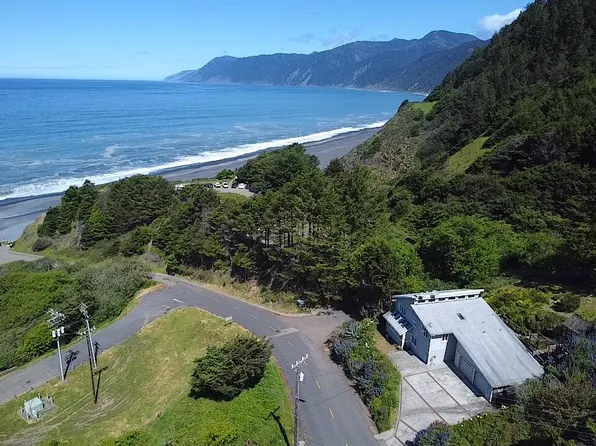 865 Beach Rd, Whitethorn, CA 95589