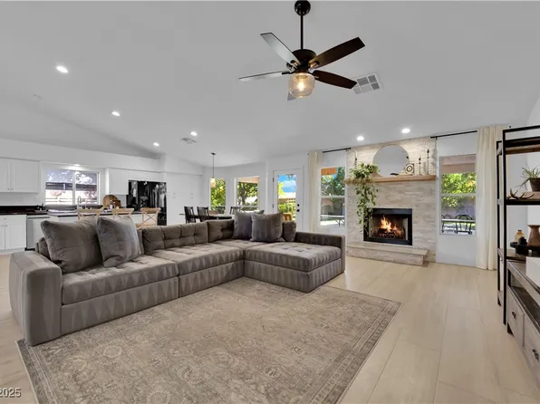 958 Wild West Dr, Henderson, NV 89002