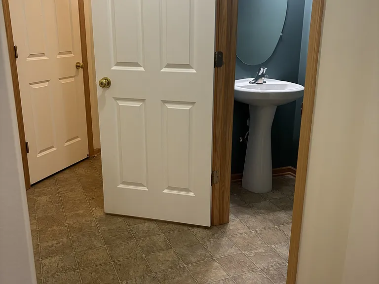1/2 Bath (Main LVL)