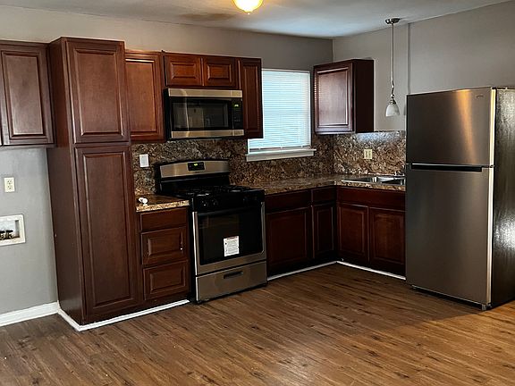 3rd image of 7212 Redwood Dr