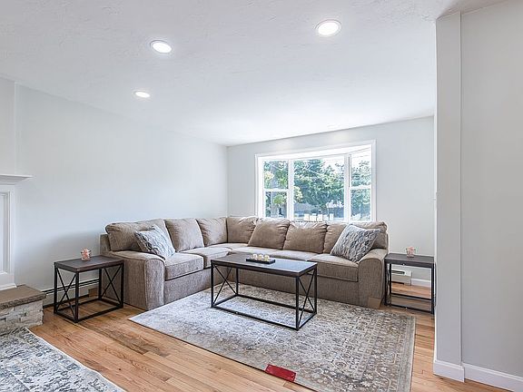 3rd image of 179 Pine St
