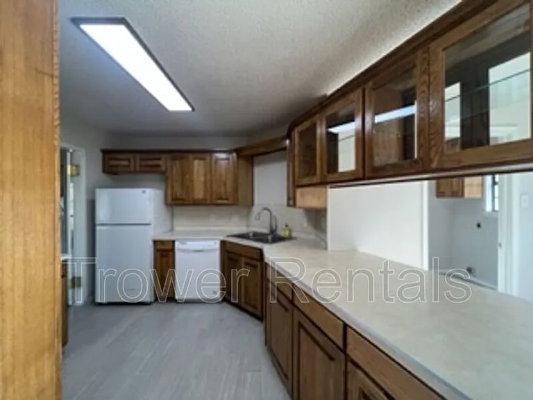 3913 Lyndale Dr — Photo 10