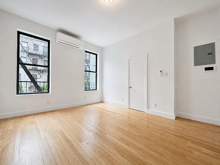 346 W 52nd St #21 — Photo 3