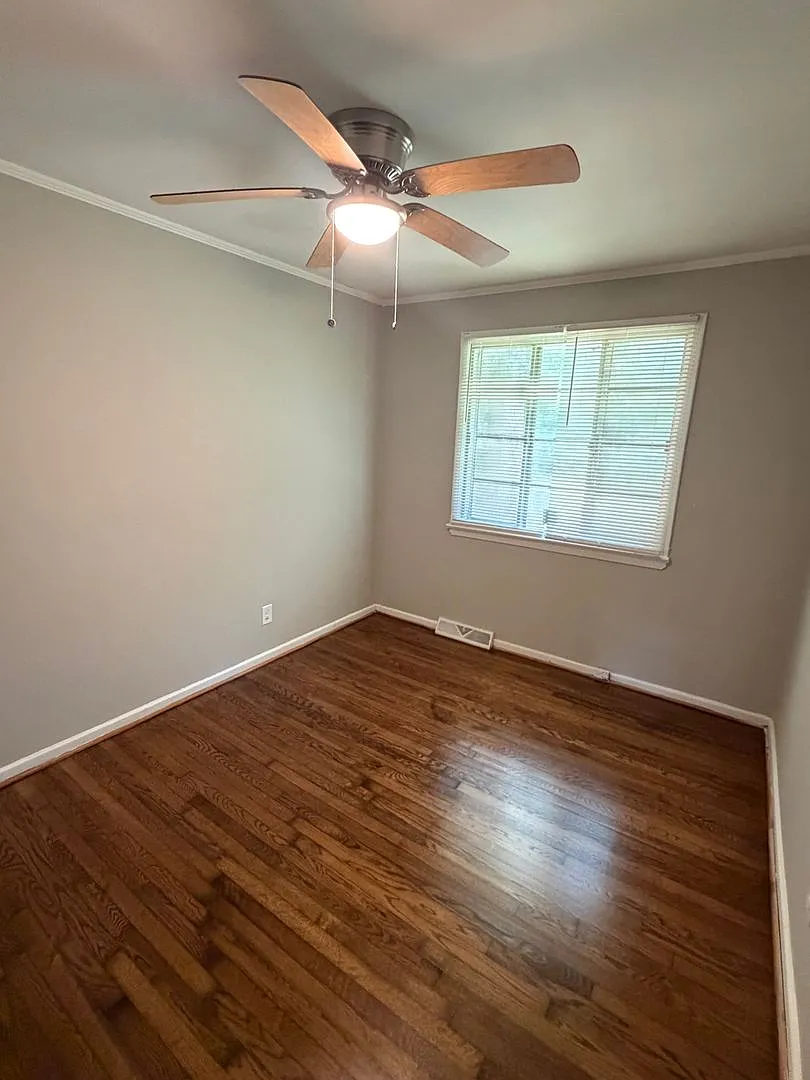 7 minutes away from Bank of America Stadium!! Move in Ready — Photo 3