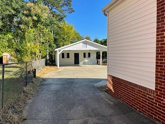 3rd image of 1107 Julian St
