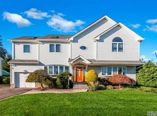 15 Hampshire Dr, Farmingdale, NY 11735