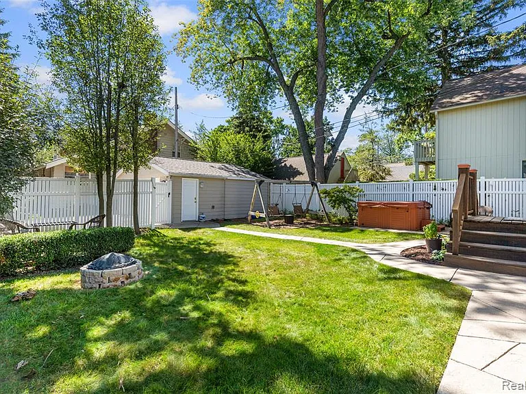192 E Lincoln St — Photo 41