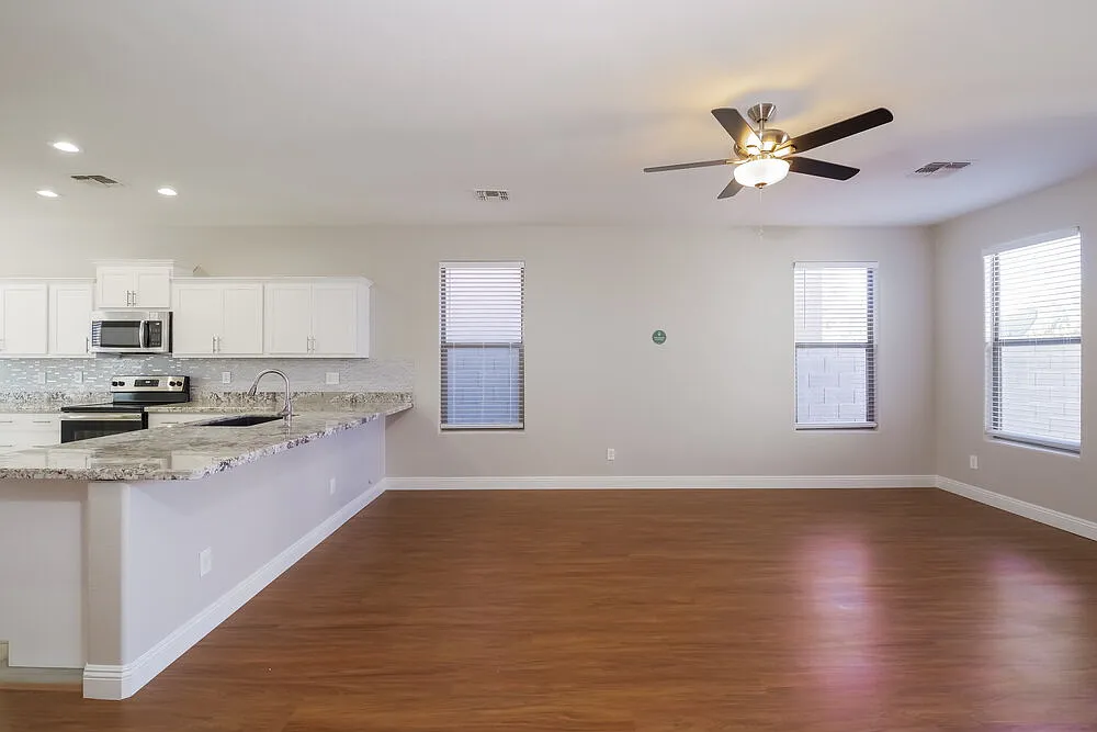 3 bed, 2.0 bath, 1702 sqft, $2,205 — Photo 4