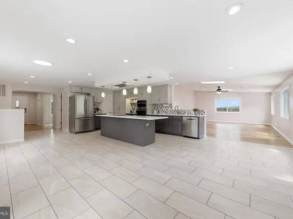 6113 Elaine Dr, Jefferson, MD 21755