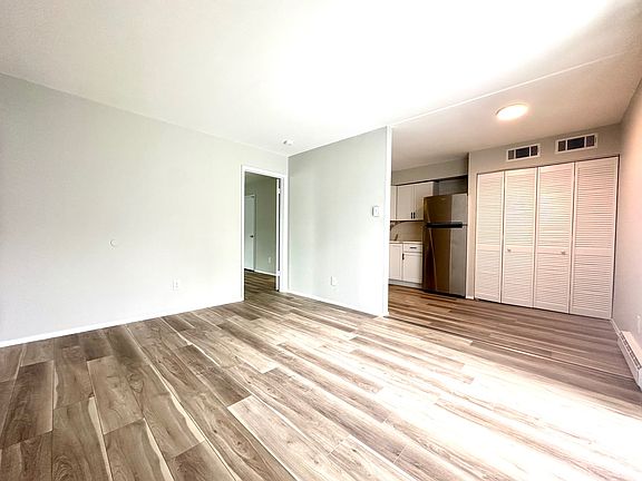 5th image of 9959 Chateau Roi Ct #A