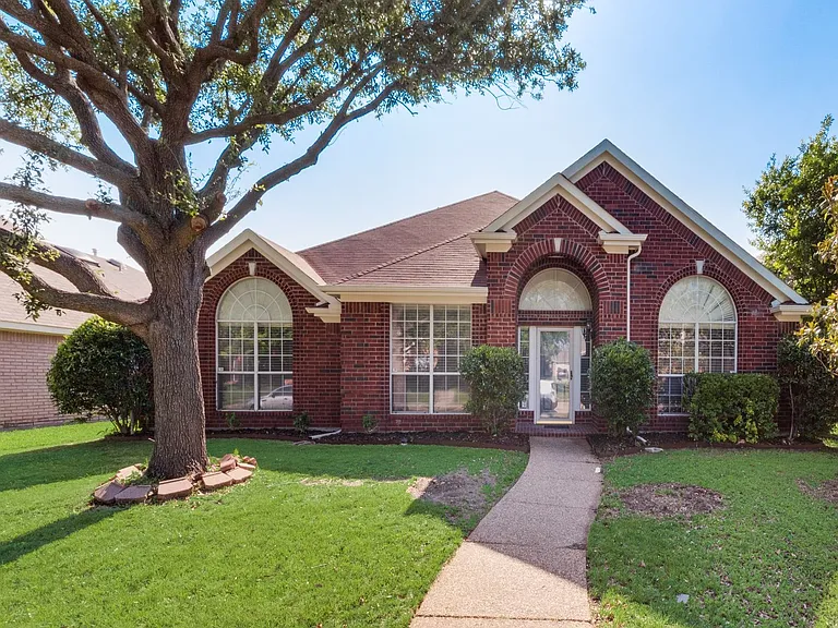 806 Ashley Ln — Photo 2