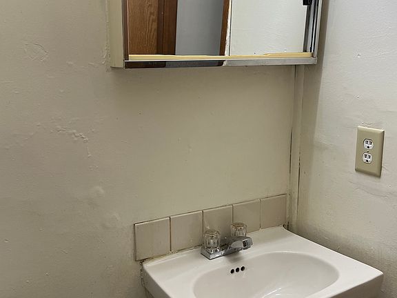 3rd image of 422 E 12th Ave