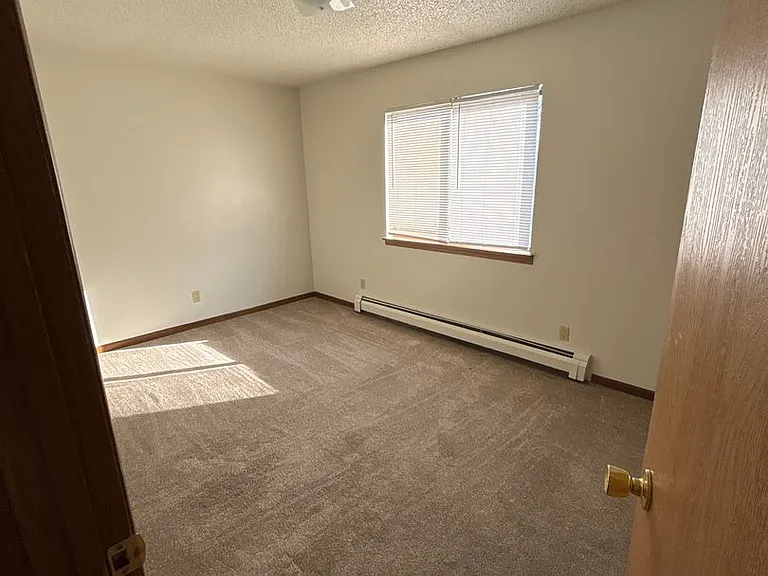 1012 E Burlington St — Photo 13