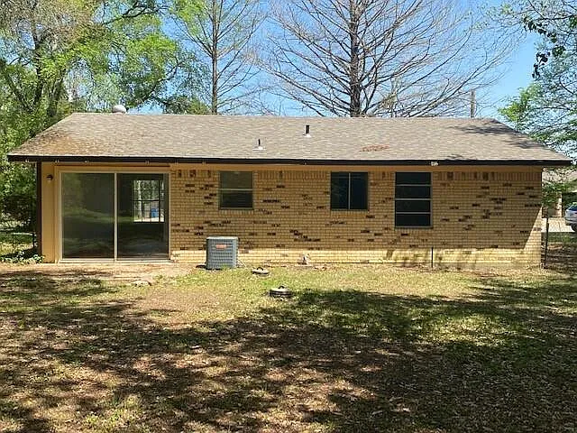 3 bed, 1.0 bath, 988 sqft, $1,195 — Photo 3
