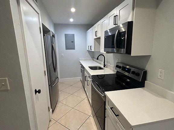 2nd image of 820 N Victoria Park Rd APT 5