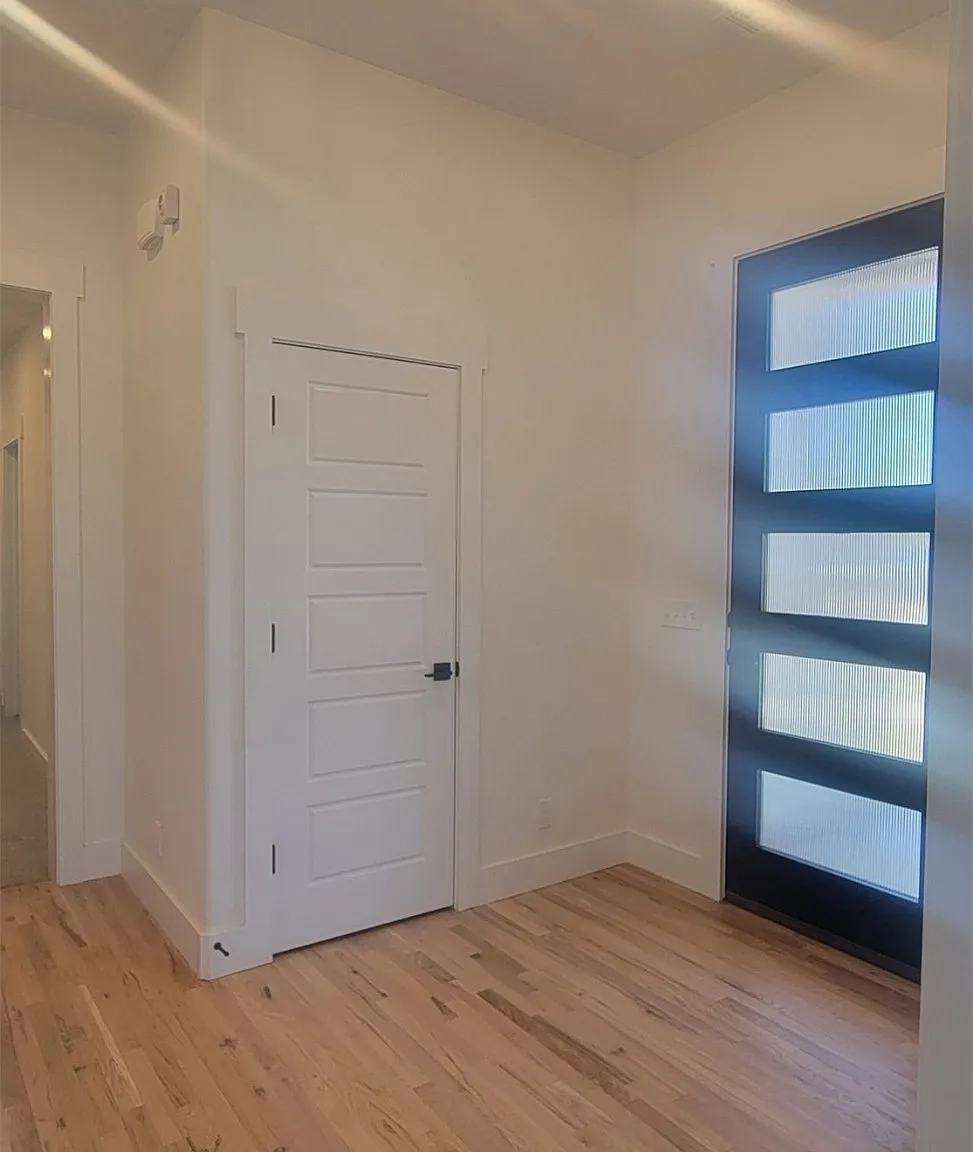 3 bed, 2.0 bath, 2051 sqft, $3,100 — Photo 4