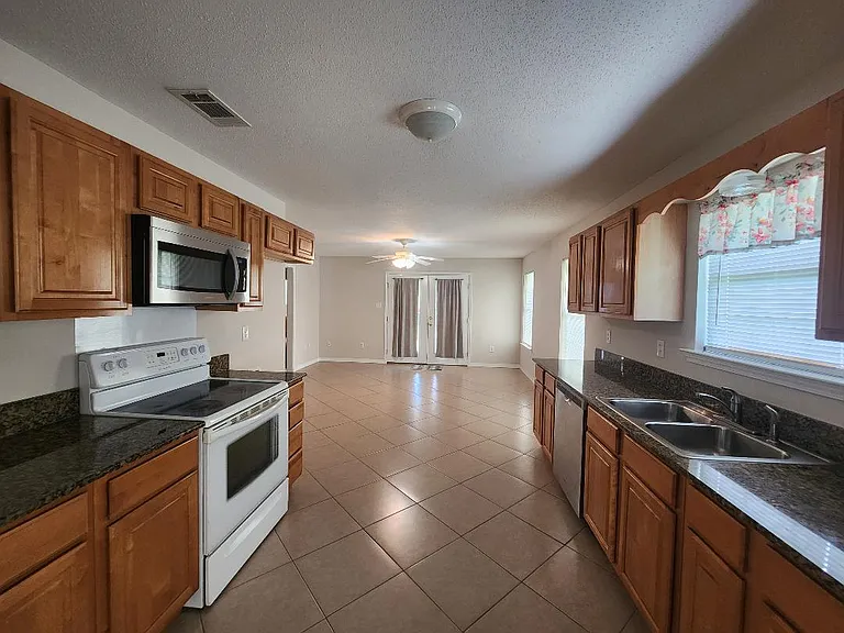 2025 Woodville Ln — Photo 6