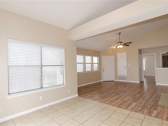 2nd image of 512 Meadowcreek Cir