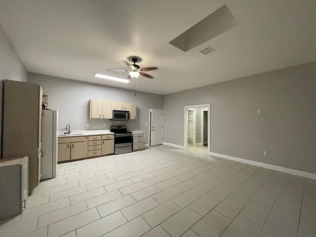 3 bed, 2.0 bath, 1700 sqft, $2,200 — Photo 3