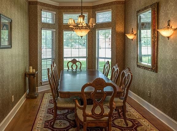 4th image of 2313 Hollyhill Ln