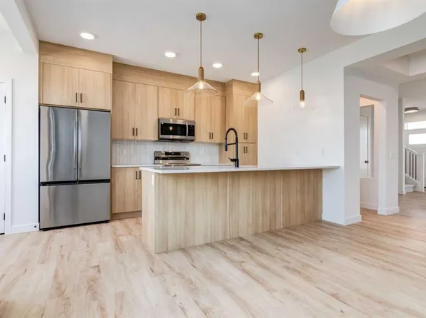 454 N River Ave, Cochrane, AB T4C 2C1